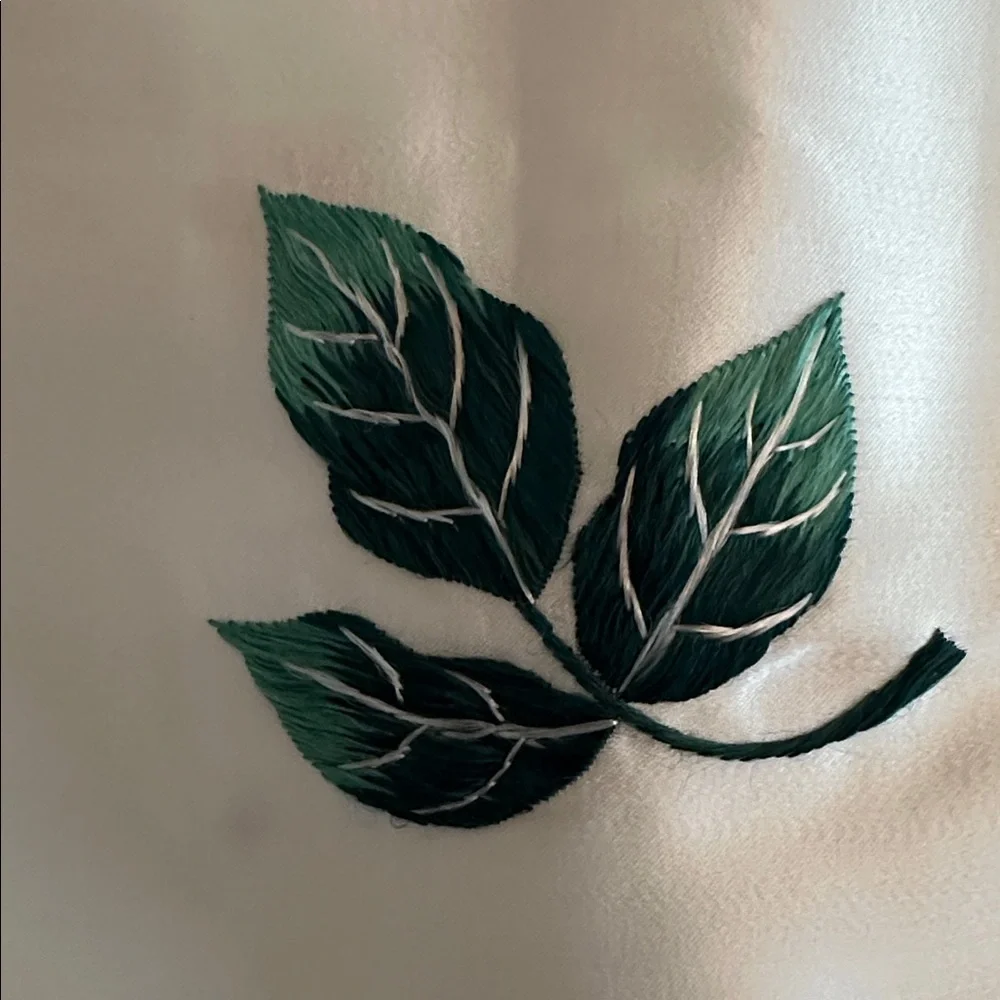 VINTAGE TAIWANESE 1970’s Silk embroidered shawl - Picture 5 of 7